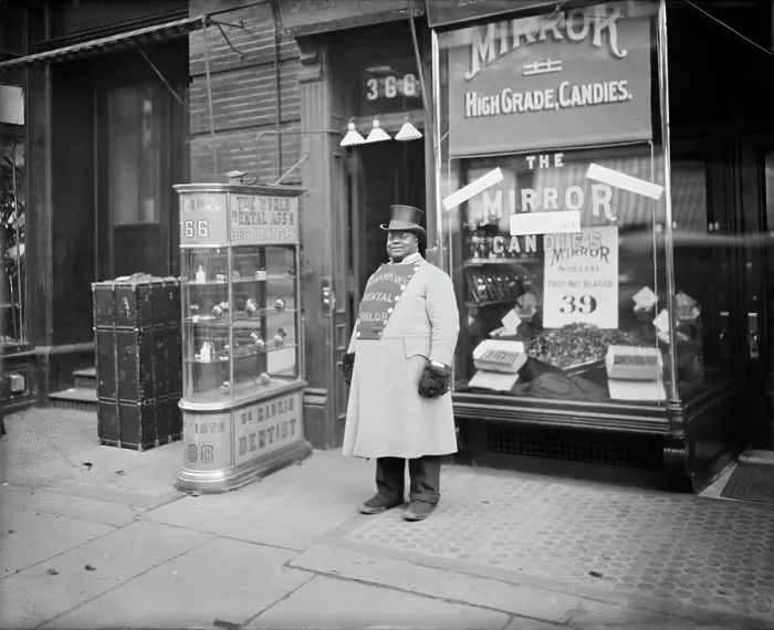 Framed Print : A Living sign on Fifth Avenue, New York City, between 1900 and 1910. Creator: Unknown Framed Print : A Living sign on Fifth Avenue, New York City, between 1900 and 1910. Creator: Unknown