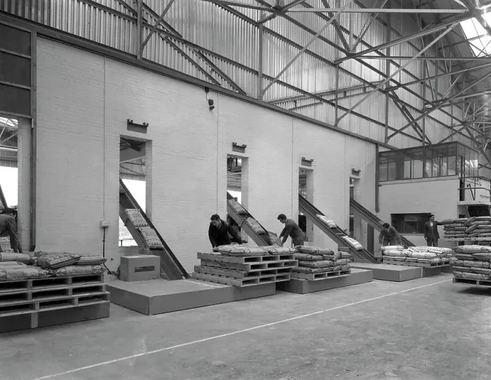 Framed Print : Loading animal feed onto conveyors, Spillers Animal Feeds, Gainsborough, Linconshire, 1961 Framed Print : Loading animal feed onto conveyors, Spillers Animal Feeds, Gainsborough, Linconshire, 1961