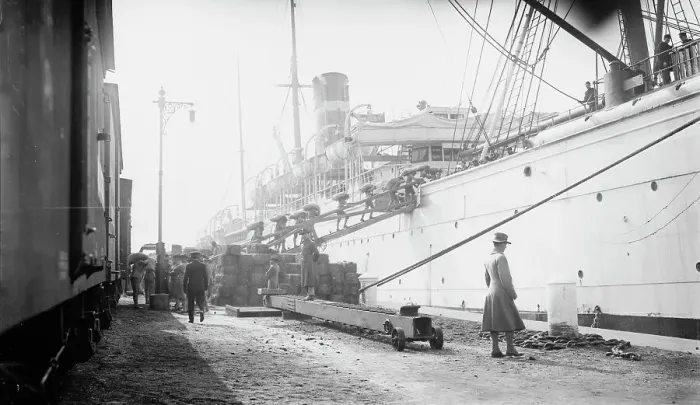Framed Print : Loading MEADE, 1914. Creator: Bain News Service Framed Print : Loading MEADE, 1914. Creator: Bain News Service
