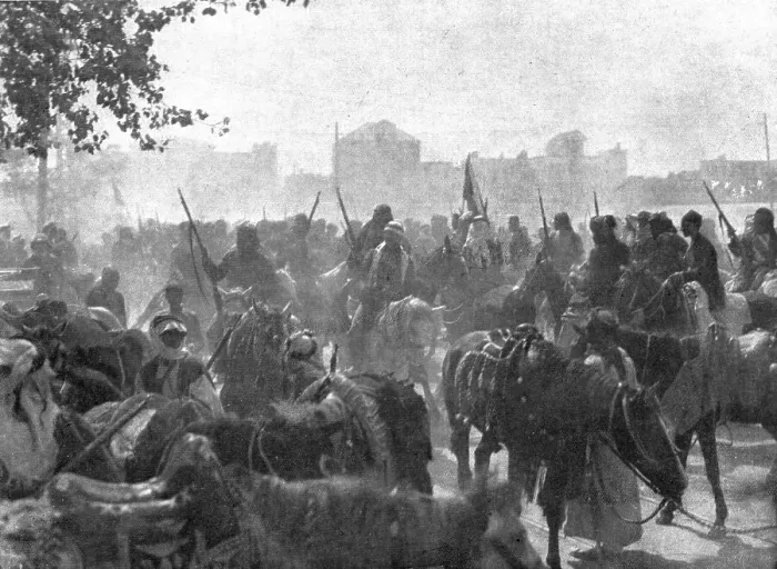 Framed Print : L'occupation de Damas; La cavalerie arabe dans les faubourgs de la ville, ou les... 1918. Creator: Unknown Framed Print : L'occupation de Damas; La cavalerie arabe dans les faubourgs de la ville, ou les... 1918. Creator: Unknown