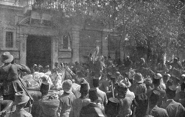'L'occupation de Damas; L'emir Feycal, fils du cherif Hussein, roi du Hedjaz, entre... 1918. Creator: Unknown