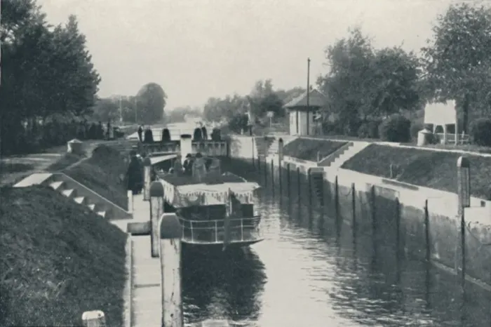 Framed Print : A Lock, 1910. Artist: Sport and General Press Agency Framed Print : A Lock, 1910. Artist: Sport and General Press Agency
