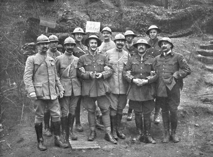 Framed Print : L'offensive ennemie dans les Flandres; Fraternite d'armes, sur le mont Kemmel: un colonel... 1918. Creator: Unknown Framed Print : L'offensive ennemie dans les Flandres; Fraternite d'armes, sur le mont Kemmel: un colonel... 1918. Creator: Unknown