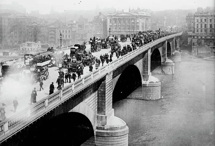 Framed Print : London Bridge, London, between c1910 and c1915. Creator: Bain News Service Framed Print : London Bridge, London, between c1910 and c1915. Creator: Bain News Service
