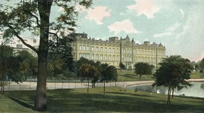 Framed Print : London, Buckingham Palace, c1907 Framed Print : London, Buckingham Palace, c1907