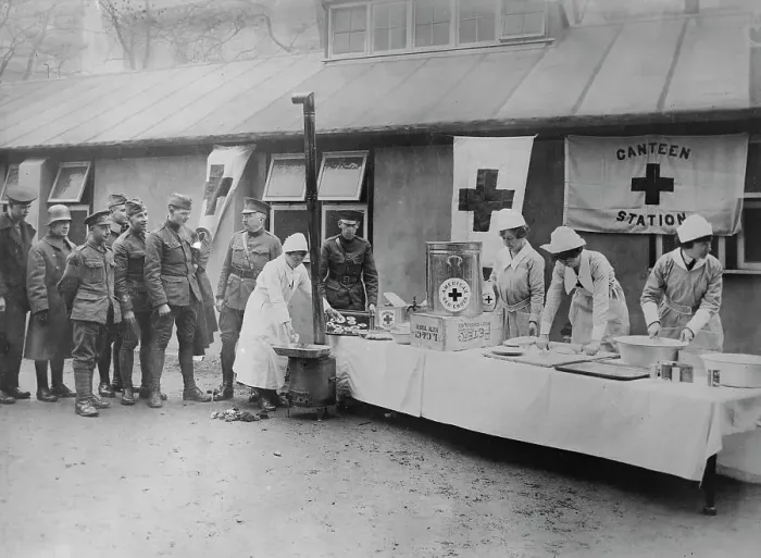 Framed Print : London canteen, between c1915 and c1920. Creator: Bain News Service Framed Print : London canteen, between c1915 and c1920. Creator: Bain News Service