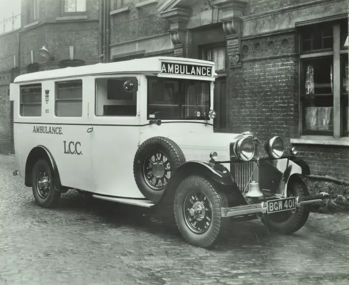 Framed Print : London County Council ambulance, Deptford, 1935 Framed Print : London County Council ambulance, Deptford, 1935