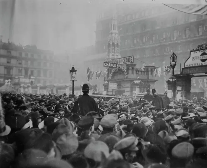Framed Print : London crowd at Charing Cross, London, between c1915 and c1920. Creator: Bain News Service Framed Print : London crowd at Charing Cross, London, between c1915 and c1920. Creator: Bain News Service