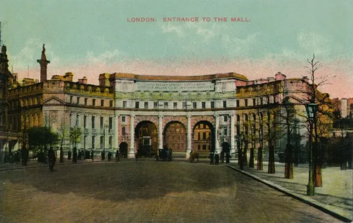 Framed Print : London, Entrance to the Mall, c1913 Framed Print : London, Entrance to the Mall, c1913