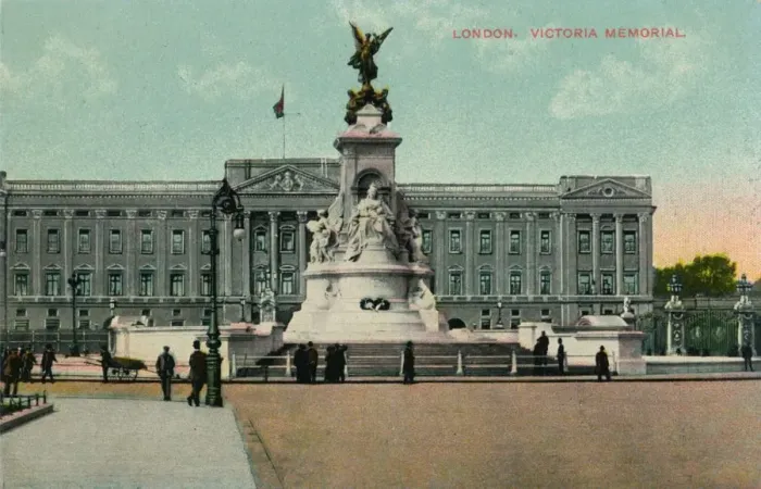 Framed Print : London, Victoria Memorial, c1913 Framed Print : London, Victoria Memorial, c1913