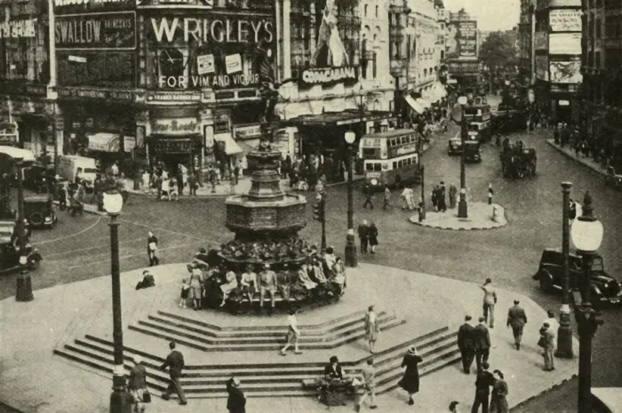 Framed Print : One of Londons best-loved statues is that of Eros which surmounts the fountain Framed Print : One of Londons best-loved statues is that of Eros which surmounts the fountain