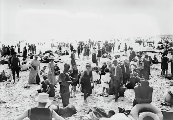 Framed Print : Long Beach, between c1910 and c1915. Creator: Bain News Service Framed Print : Long Beach, between c1910 and c1915. Creator: Bain News Service