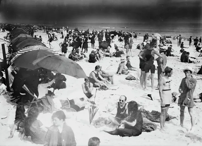 Framed Print : Long Beach, between c1910 and c1915. Creator: Bain News Service