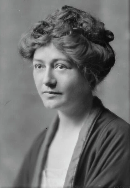 Loomis, Estelle, Miss (Mrs. Gelett Burgess), portrait photograph, 1914 June 15. Creator: Arnold Genthe