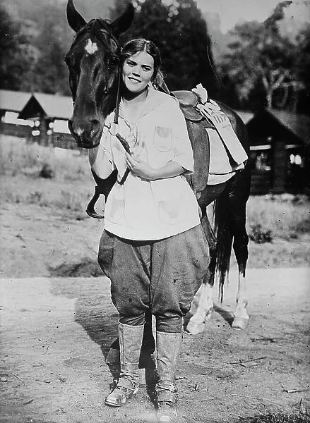 Los Angeles [woman] mail carrier, between c1915 and c1920. Creator: Bain News Service