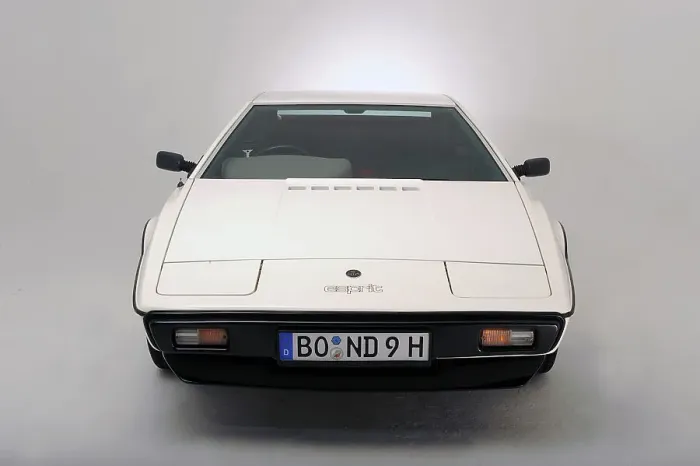 Framed Print : Lotus Esprit 1977 from the James Bond film The Spy Who Loved Me. Artist: Simon Clay Framed Print : Lotus Esprit 1977 from the James Bond film The Spy Who Loved Me. Artist: Simon Clay