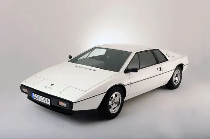 Framed Print : Lotus Esprit 1977 from the James Bond film The Spy Who Loved Me. Artist: Simon Clay Framed Print : Lotus Esprit 1977 from the James Bond film The Spy Who Loved Me. Artist: Simon Clay
