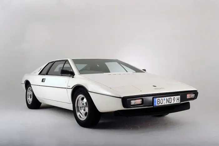 Framed Print : Lotus Esprit 1977 from the James Bond film The Spy Who Loved Me. Artist: Simon Clay Framed Print : Lotus Esprit 1977 from the James Bond film The Spy Who Loved Me. Artist: Simon Clay