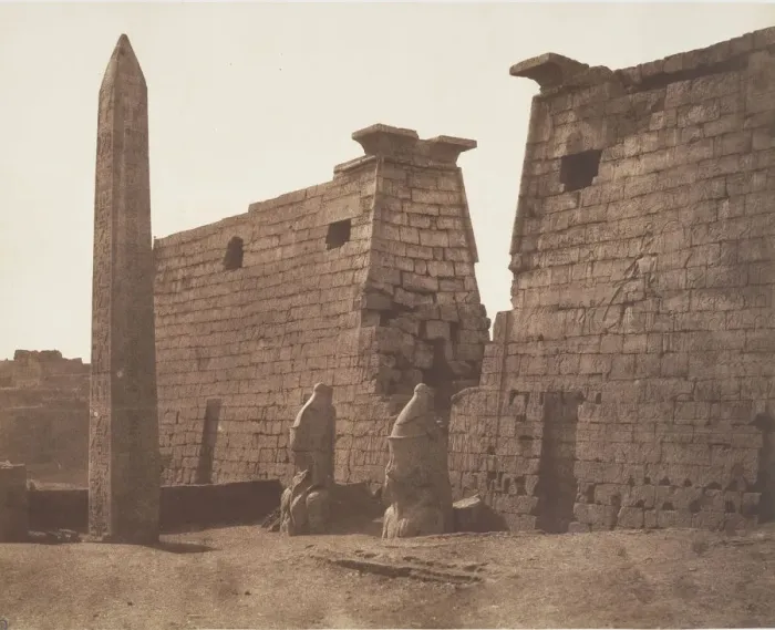 Framed Print : Louksor (Thebes), Construction Anterieure - Pylone Colosses et Obé Framed Print : Louksor (Thebes), Construction Anterieure - Pylone Colosses et Obé