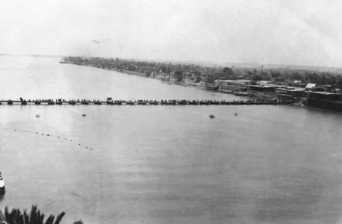 Framed Print : Lower pontoon bridge, Baghdad, Mesopotamia, WWI, 1918 Framed Print : Lower pontoon bridge, Baghdad, Mesopotamia, WWI, 1918