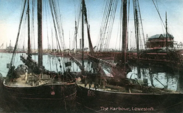 Framed Print : Lowestoft harbour, Suffolk, 1909 Framed Print : Lowestoft harbour, Suffolk, 1909
