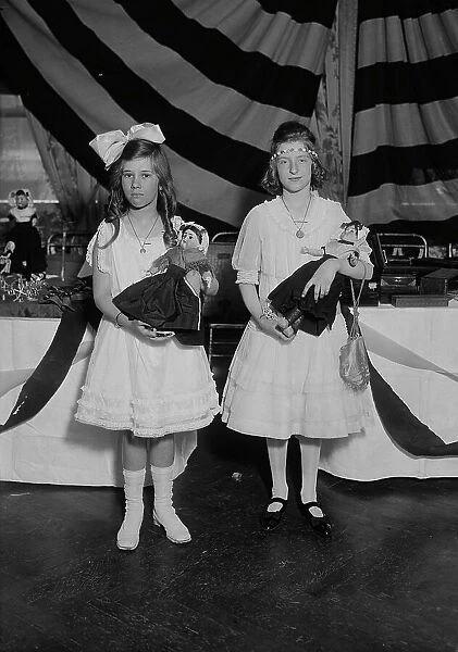 Luella Duys & Eleanor Horrmann, 1918. Creator: Bain News Service. Luella Duys & Eleanor Horrmann, 1918. Creator: Bain News Service