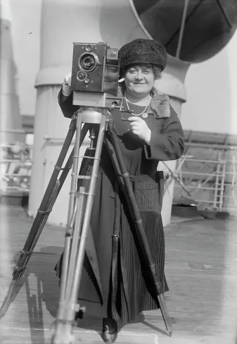 Framed Print : Luisa Tetrazzini, between c1915 and c1920. Creator: Bain News Service Framed Print : Luisa Tetrazzini, between c1915 and c1920. Creator: Bain News Service
