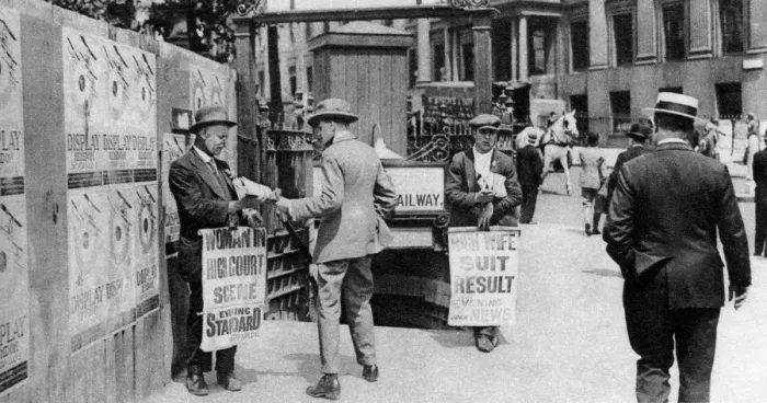 Framed Print : The lunchtime newspaper paper headlines, Trafalgar Square, London, 1926-1927 Framed Print : The lunchtime newspaper paper headlines, Trafalgar Square, London, 1926-1927