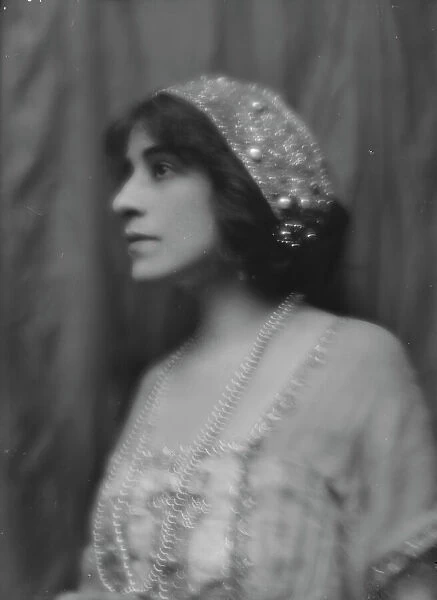 Lyons, Lurline, portrait photograph, 1912 Nov. 16. Creator: Arnold Genthe