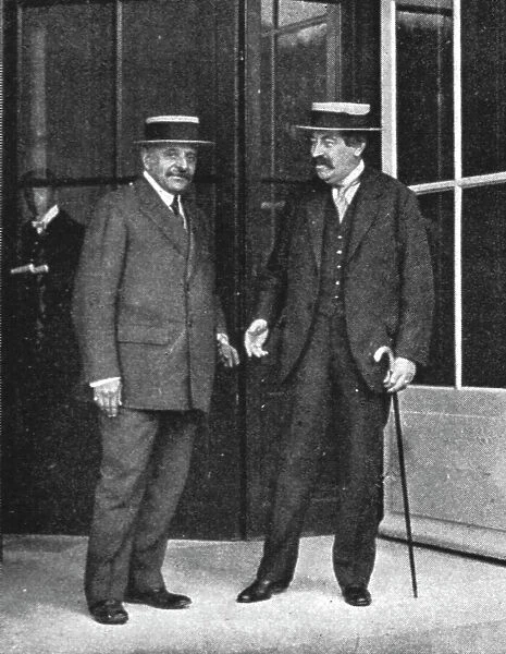 M Aristide Briand et M Alexandre Lahovary, ministre de Roumanie a Paris, 1916. Creator: Unknown