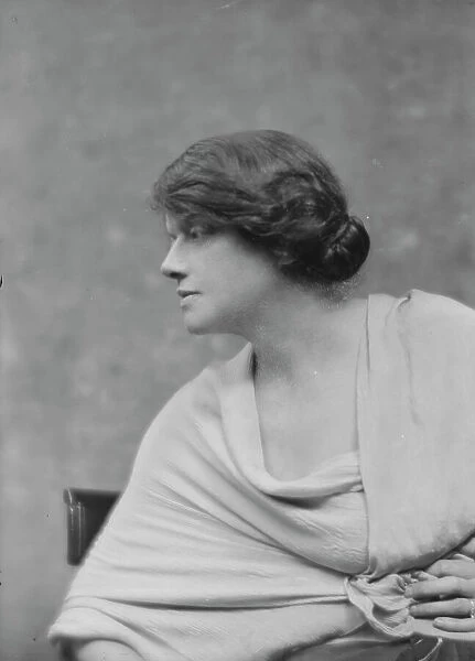 Macre, Leila, Mrs. portrait photograph, not before 1917. Creator: Arnold Genthe