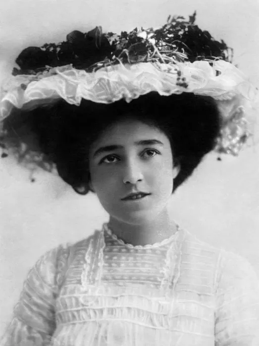 Framed Print : Madge Crichton (b1881), English actress, 1903 Framed Print : Madge Crichton (b1881), English actress, 1903