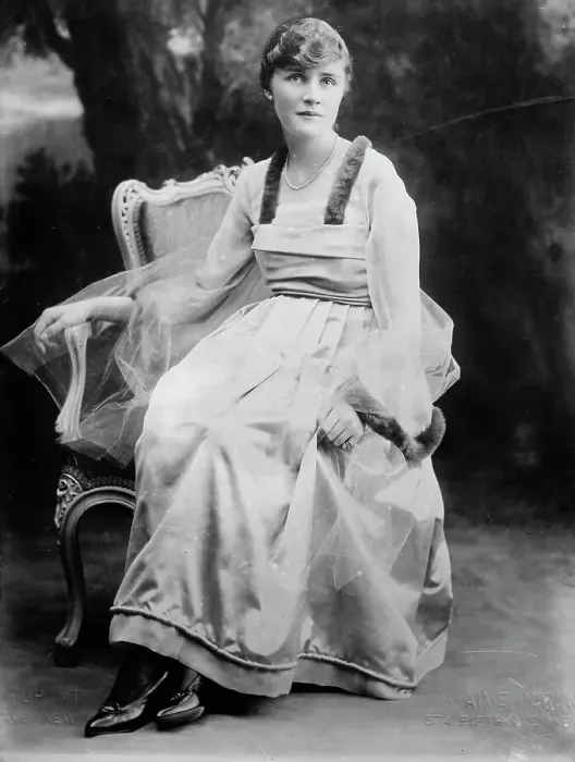 Framed Print : Madge Lesher, between c1910 and c1915. Creator: Bain News Service Framed Print : Madge Lesher, between c1910 and c1915. Creator: Bain News Service