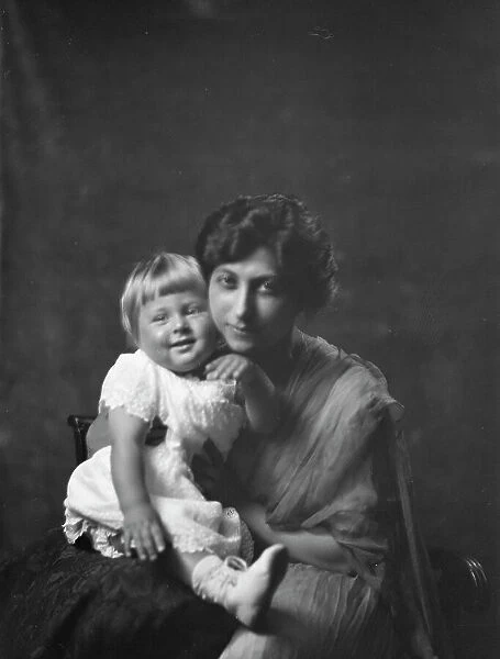 Magre, Mrs. and child, portrait photograph, 1919 Creator: Arnold Genthe