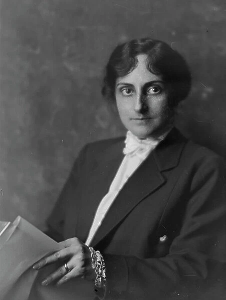 Mahoney, William, Mrs. portrait photograph, 1916. Creator: Arnold Genthe