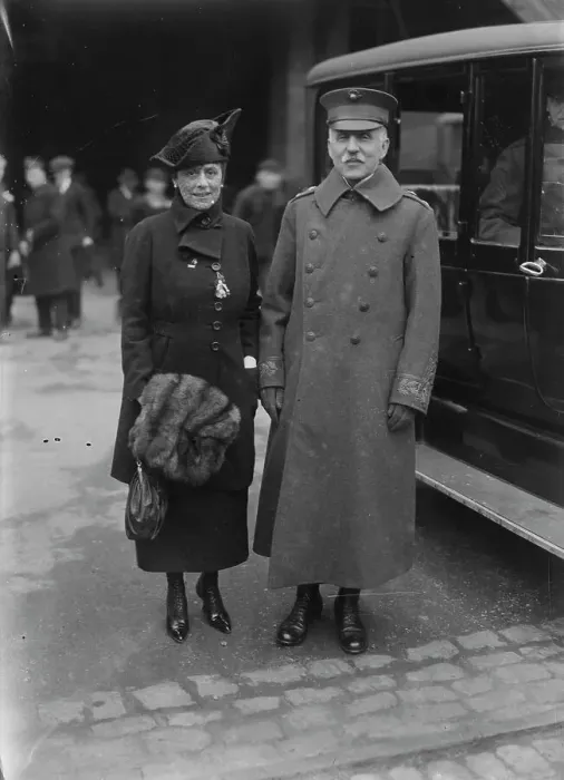 Framed Print : Maj. Gen. Barnett & wife, 1918. Creator: Bain News Service Framed Print : Maj. Gen. Barnett & wife, 1918. Creator: Bain News Service