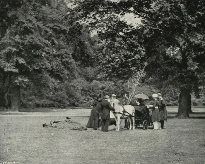 Framed Print : Her Majesty Planting a Tree in the Grounds of Buckingham Palace as a Memorial of the Jubilee Framed Print : Her Majesty Planting a Tree in the Grounds of Buckingham Palace as a Memorial of the Jubilee