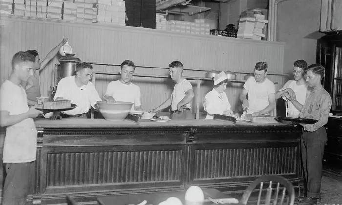 Framed Print : Making army cooks, Pratt Institute, between c1915 and c1920. Creator: Bain News Service Framed Print : Making army cooks, Pratt Institute, between c1915 and c1920. Creator: Bain News Service