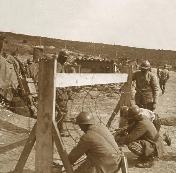 Making barbed wire, c1914-c1918