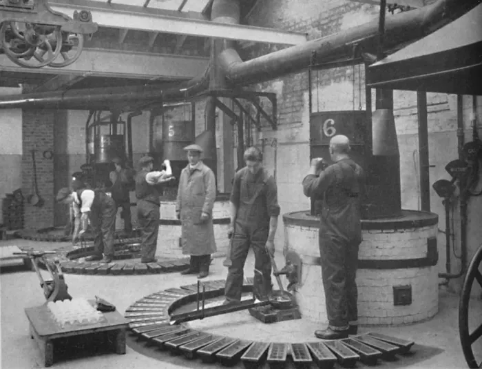 Framed Print : Making Fryotype Printing Metal in the London Foundry, 1919 Framed Print : Making Fryotype Printing Metal in the London Foundry, 1919