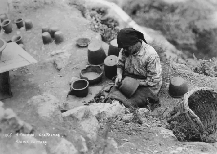 Framed Print : Making pottery, Atalaya, Las Palmas, Gran Canaria, Canary Islands, Spain, c1920s-c1930s(?) Framed Print : Making pottery, Atalaya, Las Palmas, Gran Canaria, Canary Islands, Spain, c1920s-c1930s(?)