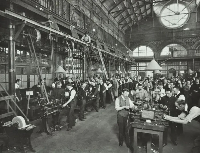 Framed Print : Male munitions workers in Engineering Shop, School of Building, Brixton, London, 1915