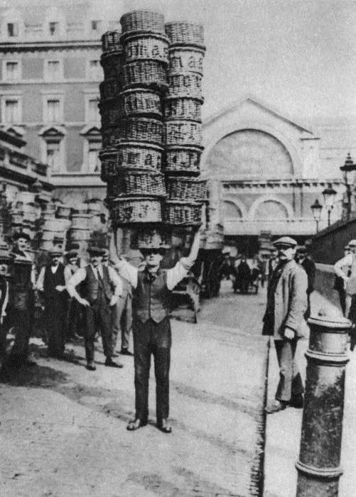 Framed Print : A man carrying many baskets on his head, Covent Garden, London, 1926-1927 Framed Print : A man carrying many baskets on his head, Covent Garden, London, 1926-1927