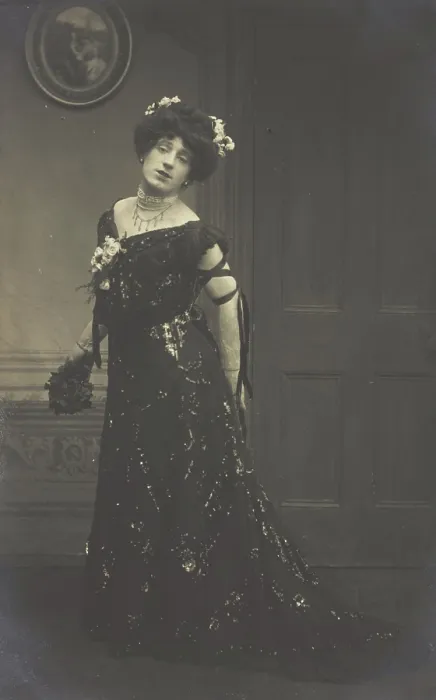 Framed Print : A man in drag, between 1900 and 1909. Creator: Fred Palmer Framed Print : A man in drag, between 1900 and 1909. Creator: Fred Palmer