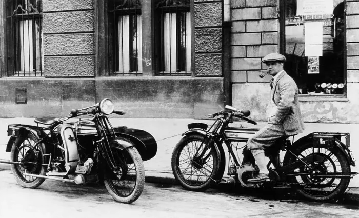 Framed Print : A man on a Norton bike, Model 16H 490cc SV, 1924