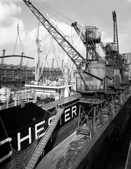 Framed Print : The Manchester Renown being loaded with steel for export, Manchester, 1964. Artist Framed Print : The Manchester Renown being loaded with steel for export, Manchester, 1964. Artist
