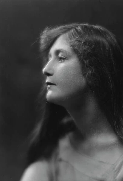 Manderkern, Miss, portrait photograph, 1916 May 20 or June 12. Creator: Arnold Genthe
