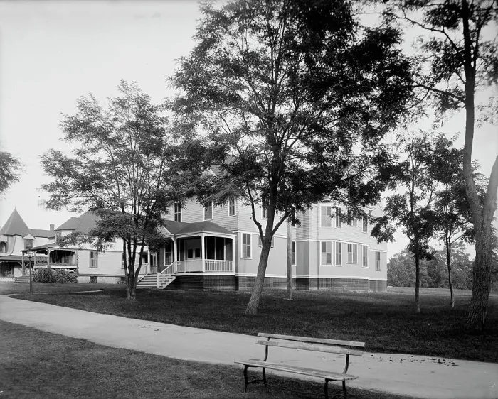 Framed Print : Manhanset Cottage, Shelter Island, N.Y. between 1900 and 1905. Creator: Unknown Framed Print : Manhanset Cottage, Shelter Island, N.Y. between 1900 and 1905. Creator: Unknown