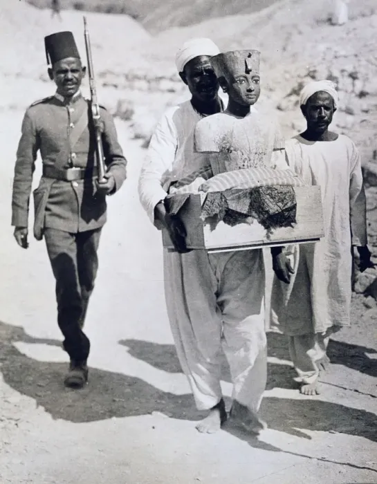 Framed Print : Mannequin or bust of Tutankhamun being carried from his tomb, Valley of the Kings, Egypt, 1922 Framed Print : Mannequin or bust of Tutankhamun being carried from his tomb, Valley of the Kings, Egypt, 1922