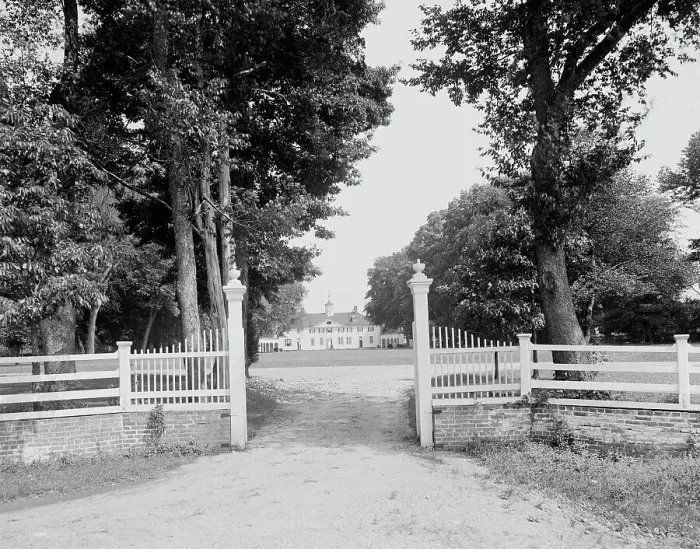 Framed Print : The Mansion at Mt. Vernon from west gate, c.between 1910 and 1920. Creator: Unknown Framed Print : The Mansion at Mt. Vernon from west gate, c.between 1910 and 1920. Creator: Unknown
